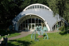 RZEŹBY PLENEROWE PRZED BUDYNKIEM GALERII