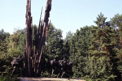 POMNIK PARTYZANTÓW POLSKICH I RADZIECKICH, 1974, brąz, aluminium, 19 m, Lasy Janowskie, Porytowe Wzgórze