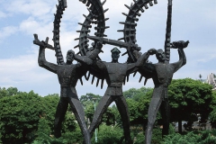 OBROŃCOM – ZWYCIĘZCOM, 1985, brąz, 5 m 90 cm, Krynica
