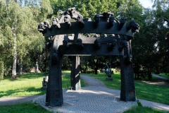 POMNIK PIWNICY POD BARANAMI, 2000