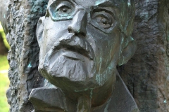 POMNIK PIWNICY POD BARANAMI, 2000, Krzysztof Penderecki