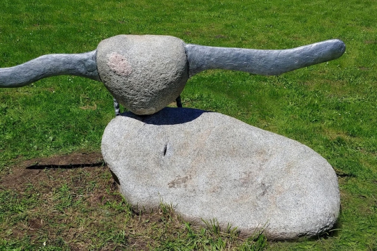 BAWÓŁ, 1968, granit, aluminium, Kraków, Uniwersytet Rolniczy