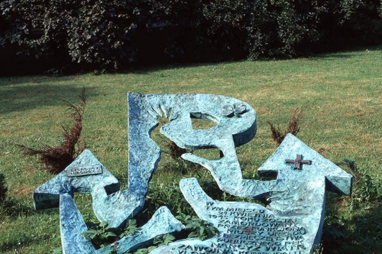 RZEŹBA UPAMIĘTNIAJĄCA MIEJSCE ŚMIERCI NARCYZA WIATRA – „ZAWOJNY”, 1992, brąz, Kraków, Planty