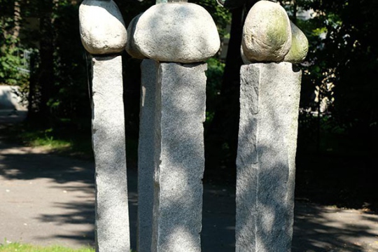 ROZMOWA KAMIENI, 1994, granit, brąz