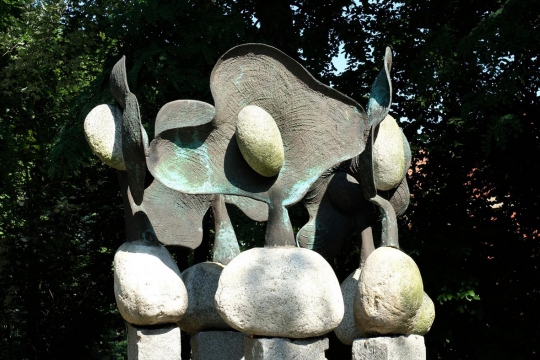 ROZMOWA KAMIENI, 1994, granit, brąz