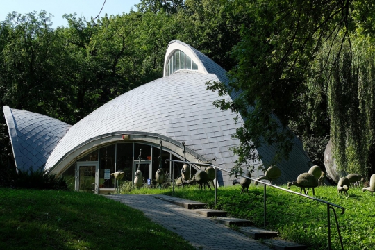 OWCE PRZY AUTORSKIEJ GALERII BRONISŁAWA CHROMEGO, 1990, granit, aluminium
