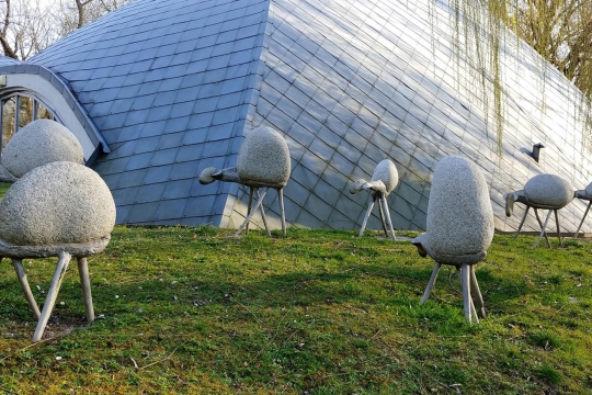 OWCE PRZY AUTORSKIEJ GALERII BRONISŁAWA CHROMEGO, 1990, granit, aluminium