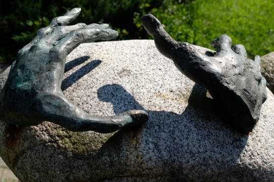 PERKUSISTA, 2004, granit, brąz, fragment