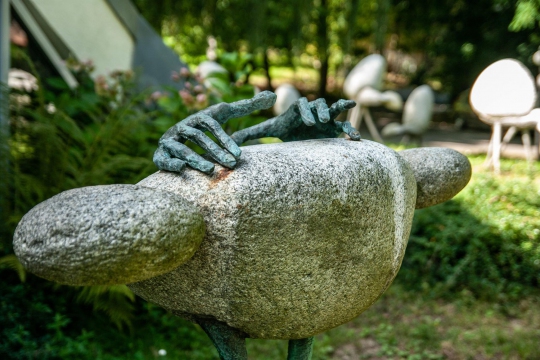 PERKUSISTA, 2004, granit, brąz, fragment