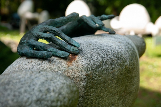 PERKUSISTA, 2004, granit, brąz, fragment