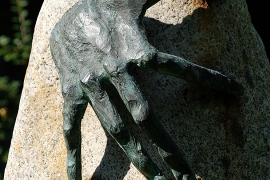 WIOLONCZELISTA, 2004, granit, brąz