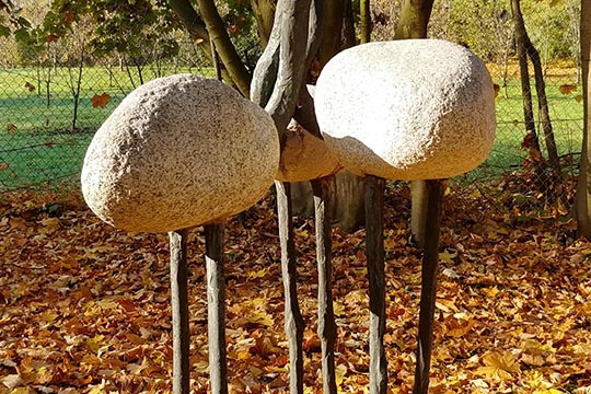 FLAMINGI, 1996, granit, brąz