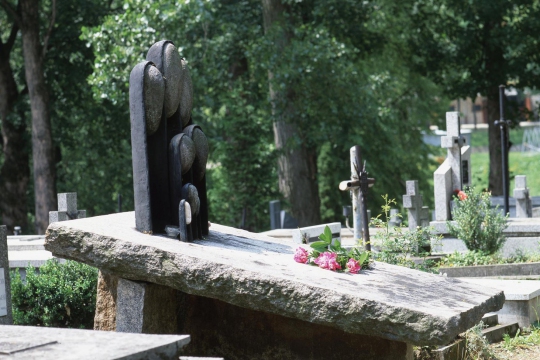 RZEŹBA NAGROBNA NIKIFORA, 1970, granit, brąz