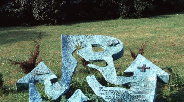 RZEŹBA UPAMIĘTNIAJĄCA MIEJSCE ŚMIERCI NARCYZA WIATRA – „ZAWOJNY”, 1992, brąz, Kraków, Planty