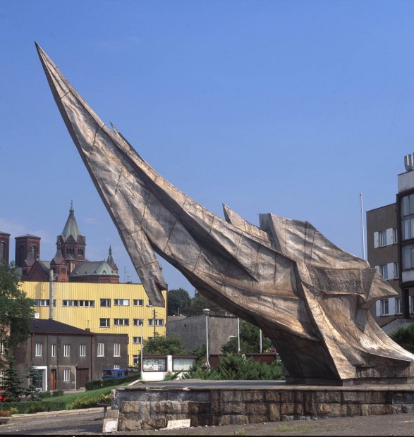 MONUMENT TO THE FIRST MUNICIPAL COMMUNE, 1979, stainless sheet metal, 15 m, Czeladź