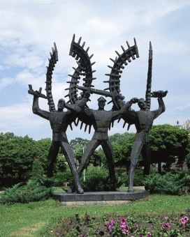 TO THE VICTORIOUS DEFENDERS, 1985, bronze, 5 m 90 cm, Krynica