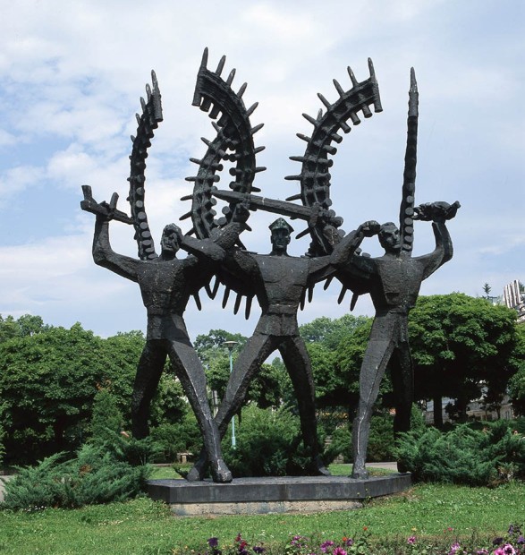 TO THE VICTORIOUS DEFENDERS, 1985, bronze, 5 m 90 cm, Krynica