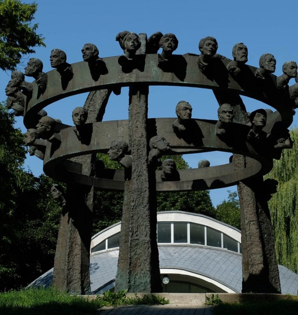 MONUMENT TO PIWNICA POD BARANAMI (CELLAR UNDER THE RAMS), 2000, bronze, Cracow
