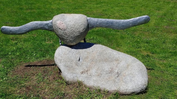 BAWÓŁ, 1968, granit, aluminium, Kraków, Uniwersytet Rolniczy