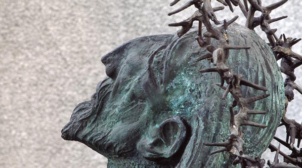 Z ŻYCIA DO ŻYCIA, 1977, brąz, Nowa Huta, Arka Pana, detal