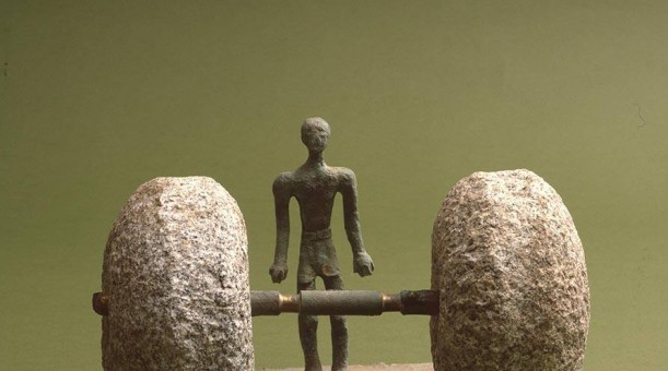 CZŁOWIEK I CIĘŻAR, 1973, brąz, granit