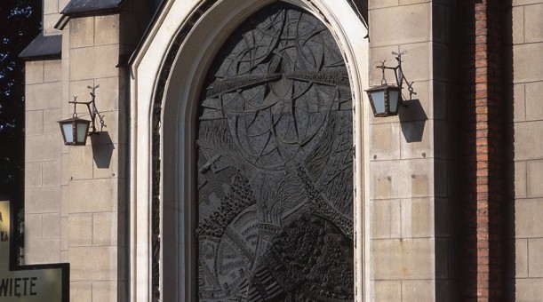 DRZWI PRZEDSTAWIAJĄCE MARTYROLOGIĘ NARODU POLSKIEGO PODCZAS OKUPACJI HITLEROWSKIEJ, 1981, brąz, Nienadówka koło Rzeszowa