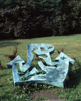 RZEŹBA UPAMIĘTNIAJĄCA MIEJSCE ŚMIERCI NARCYZA WIATRA – „ZAWOJNY”, 1992, brąz, Kraków, Planty