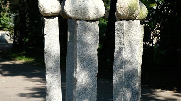 ROZMOWA KAMIENI, 1994, granit, brąz