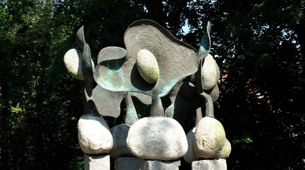 ROZMOWA KAMIENI, 1994, granit, brąz