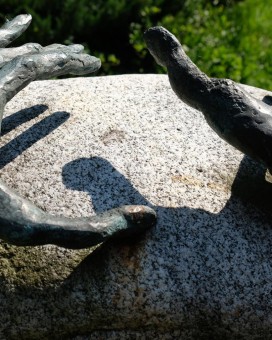 PERKUSISTA, 2004, granit, brąz, fragment