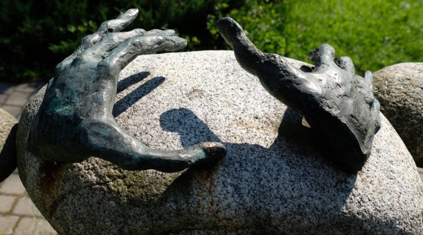 PERKUSISTA, 2004, granit, brąz, fragment