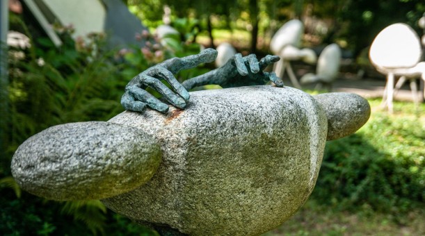 PERKUSISTA, 2004, granit, brąz, fragment