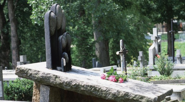 RZEŹBA NAGROBNA NIKIFORA, 1970, granit, brąz